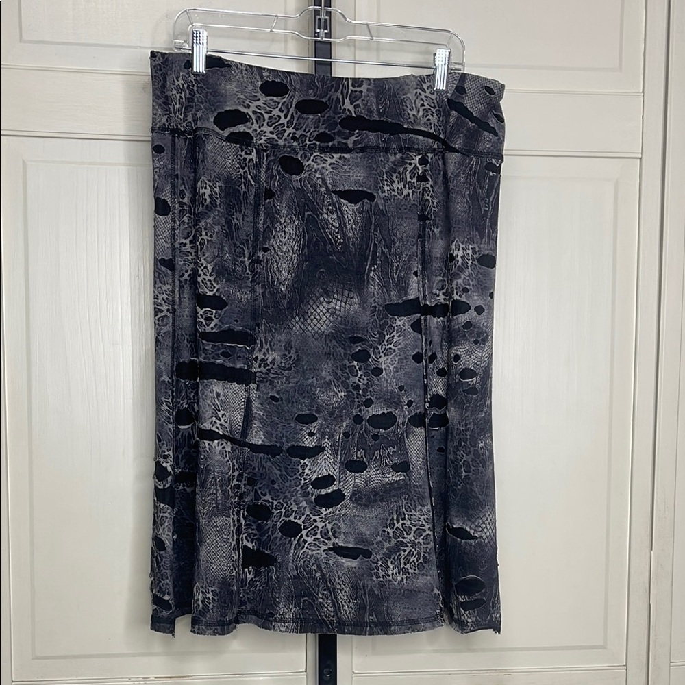 V Cristina Women’ Distressed Animal Snake Print Skirt Black Gray Size Medium Emo